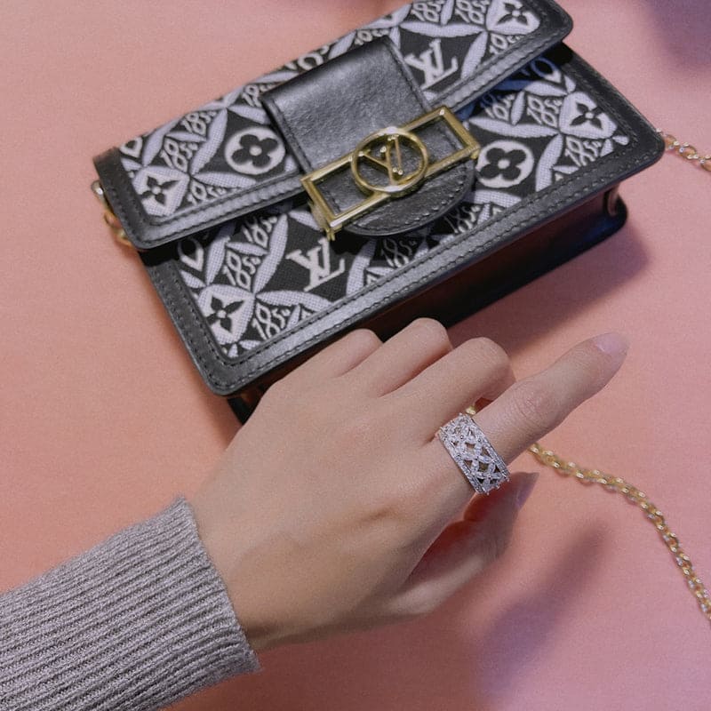 18K T Victoria  Ring