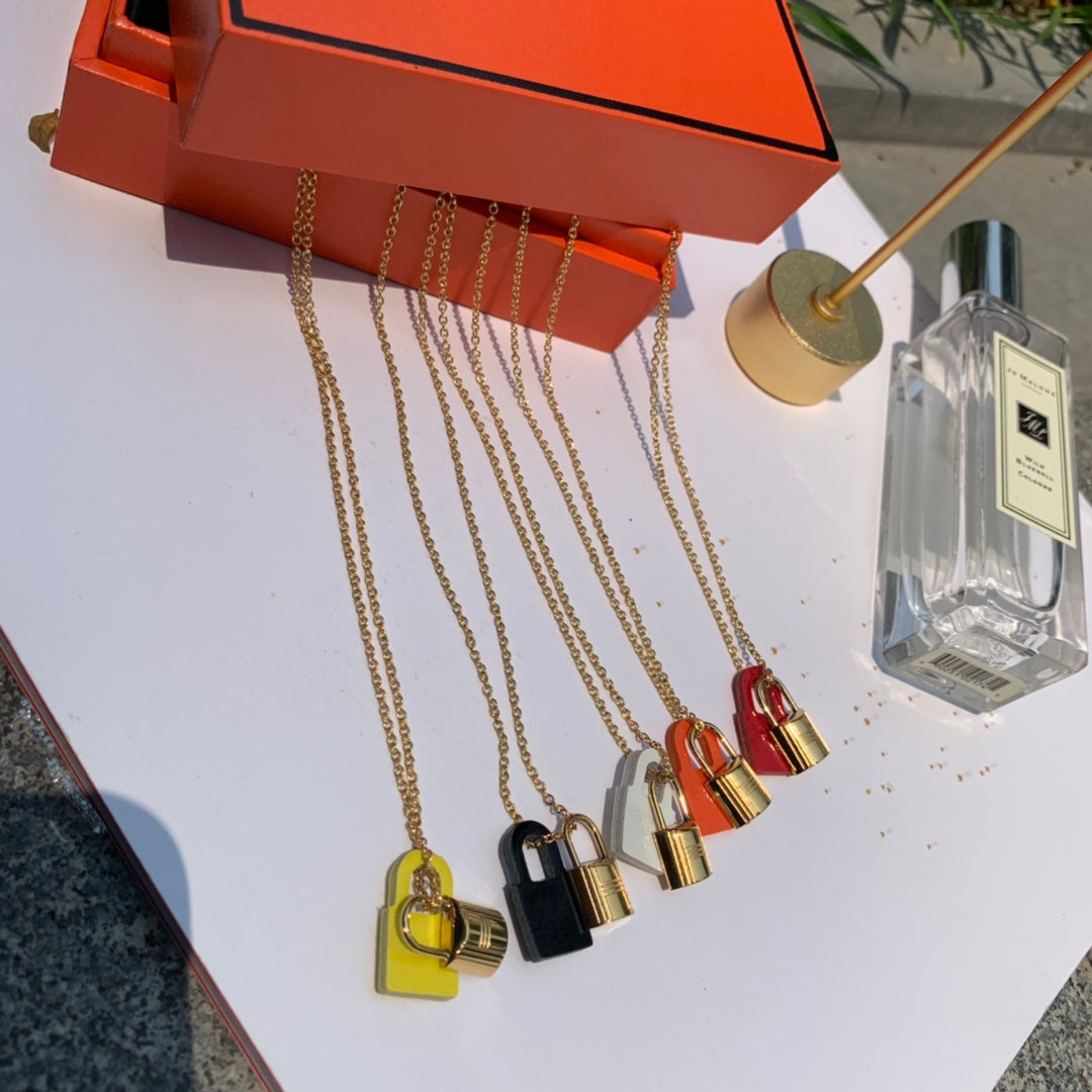 18K O'Kelly Pendant H Necklace